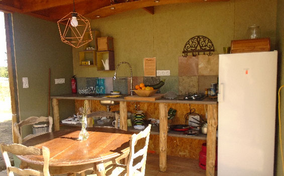 Photo de la cuisine d'été de Cablanc avec tous ses équipements, frigo, gazinière...