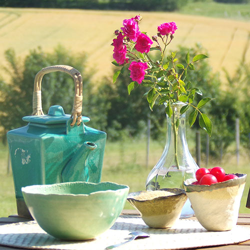Photo d'un service à thé avec un vase fleuri