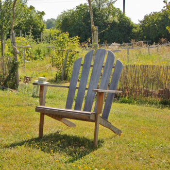 Chaise en bois dans les jardins de l'écolieu de Cablanc