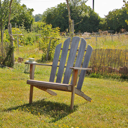 Chaise en bois dans les jardins de l'écolieu de Cablanc