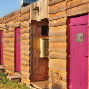 Photo du bâtiment des sanitaires écologiques de l'écolieu de Cablanc