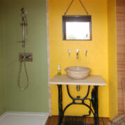 Photo de la salle de bain écologique jaune de l'écolieu de Cablanc