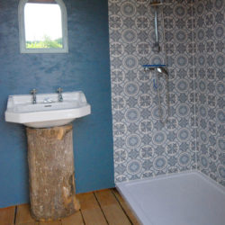 Photo de la salle de bain écologique bleu de l'écolieu de Cablanc