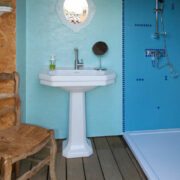 Photo de la salle de bain écologique bleu ciel de l'écolieu de Cablanc