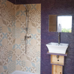 Photo de la salle de bain écologique violette de l'écolieu de Cablanc