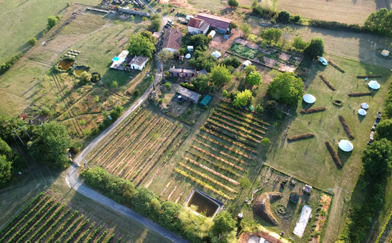 Vue du ciel de l'écolieu et du camping de Cablanc