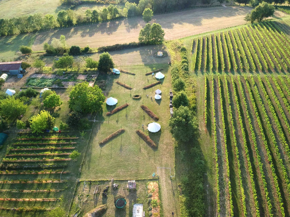 Vue du ciel de l'écolieu et du camping de Cablanc