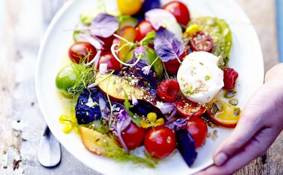 photo d'une salade fraîche et colorée de légumes et de fruits vue du dessus