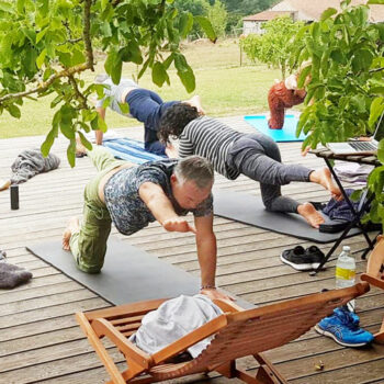 photo d'un atelier de yoga sur la terrasse de Cablanc