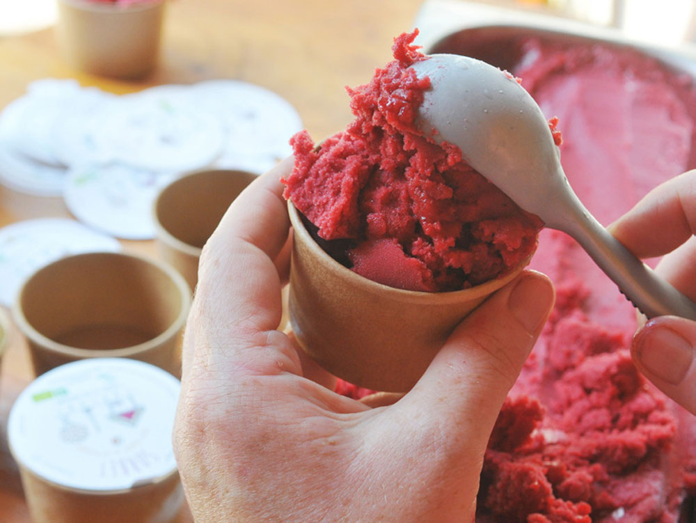 Photo d'une personne remplissant un pot de sorbet de Cablanc