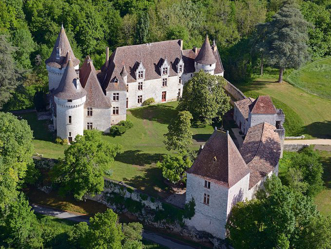 photo aérienne du château de Bridoire