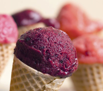 photos en gros plan de cornets de glace avec des sorbets de fruits de Cablanc