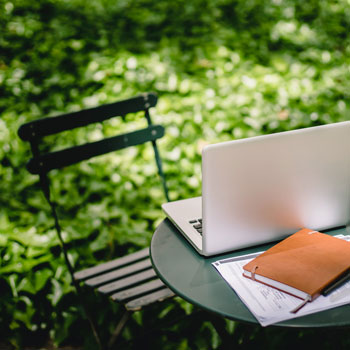 ordinateur sur une table dans l'herbe
